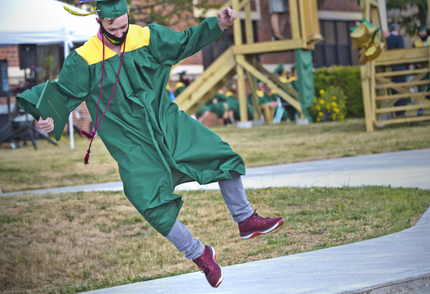 0628_wds_N-N Grad 2020_cl02.jpg